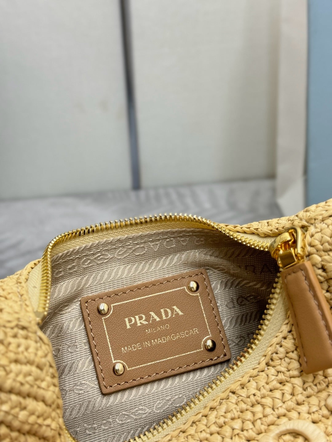 Prada Re-Edition 2005 Bag 23cm Beige Raffia