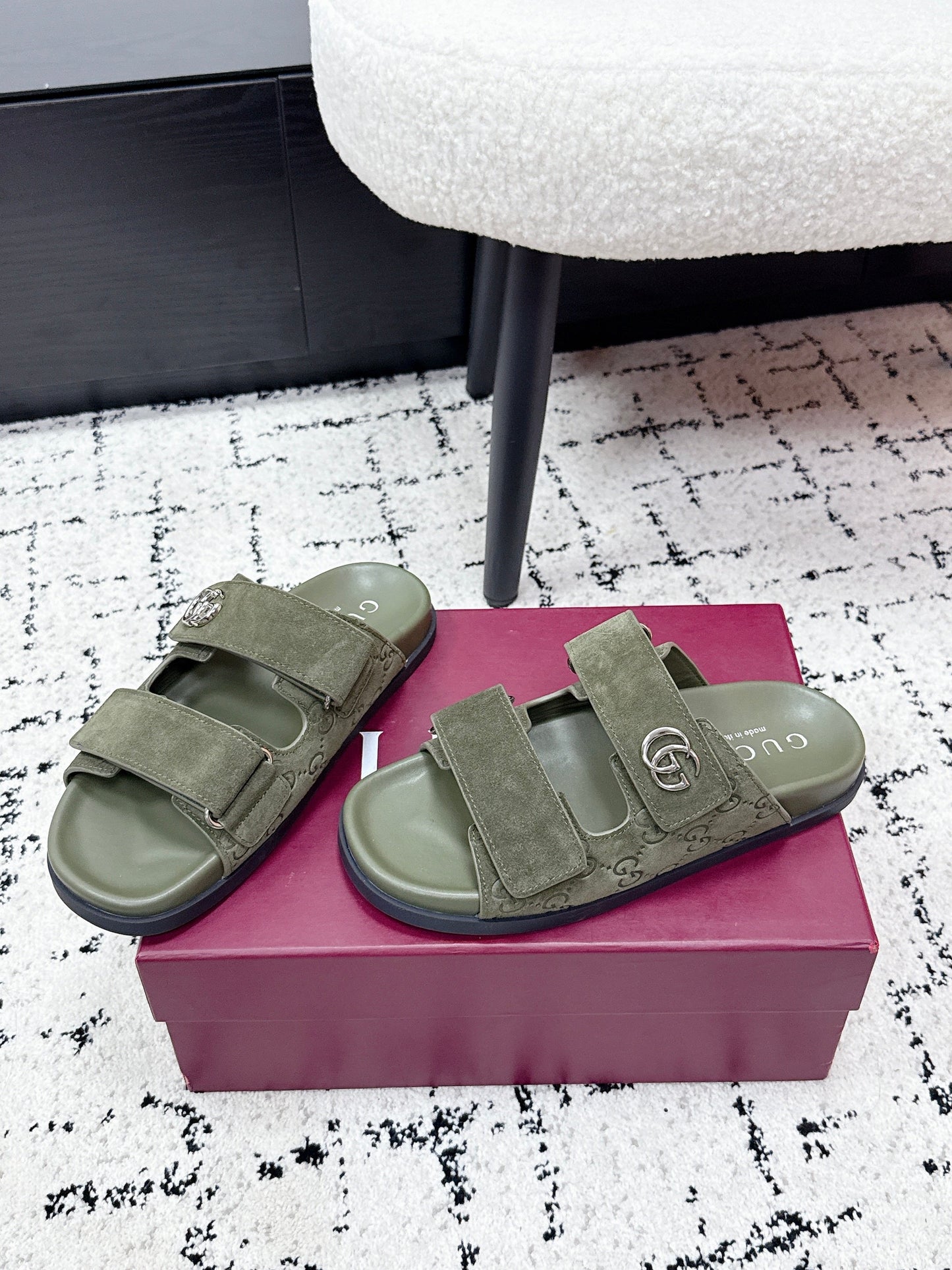GG 26SS Sandals Olive Green Suede Sheepskin 641460