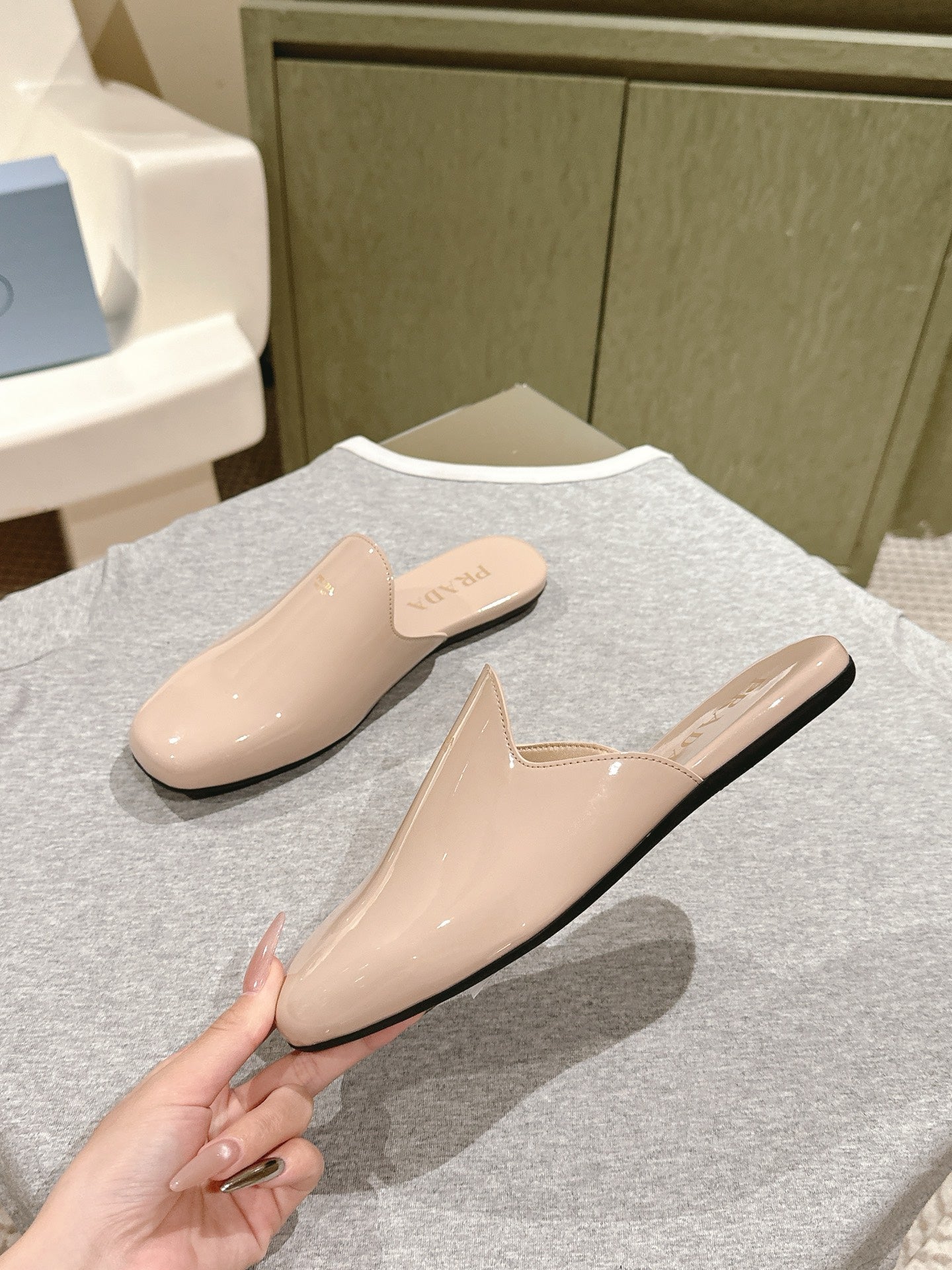 PRA 2026S Flats Mule Nude Patent Leather 657682