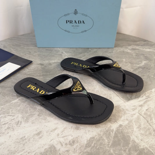 Prada 2026 Flipflops Patent Leather 789406
