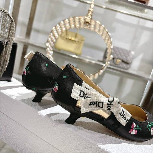 CD 26 High Heel Pump Flower 25 Black Sheepskin Ribbon 679714
