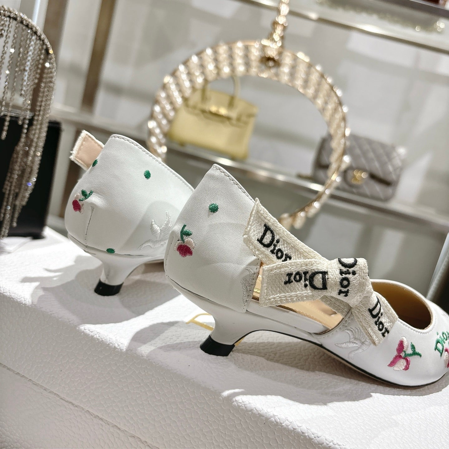 CD 26 High Heel Pump Flower 25 White Sheepskin Ribbon 679715