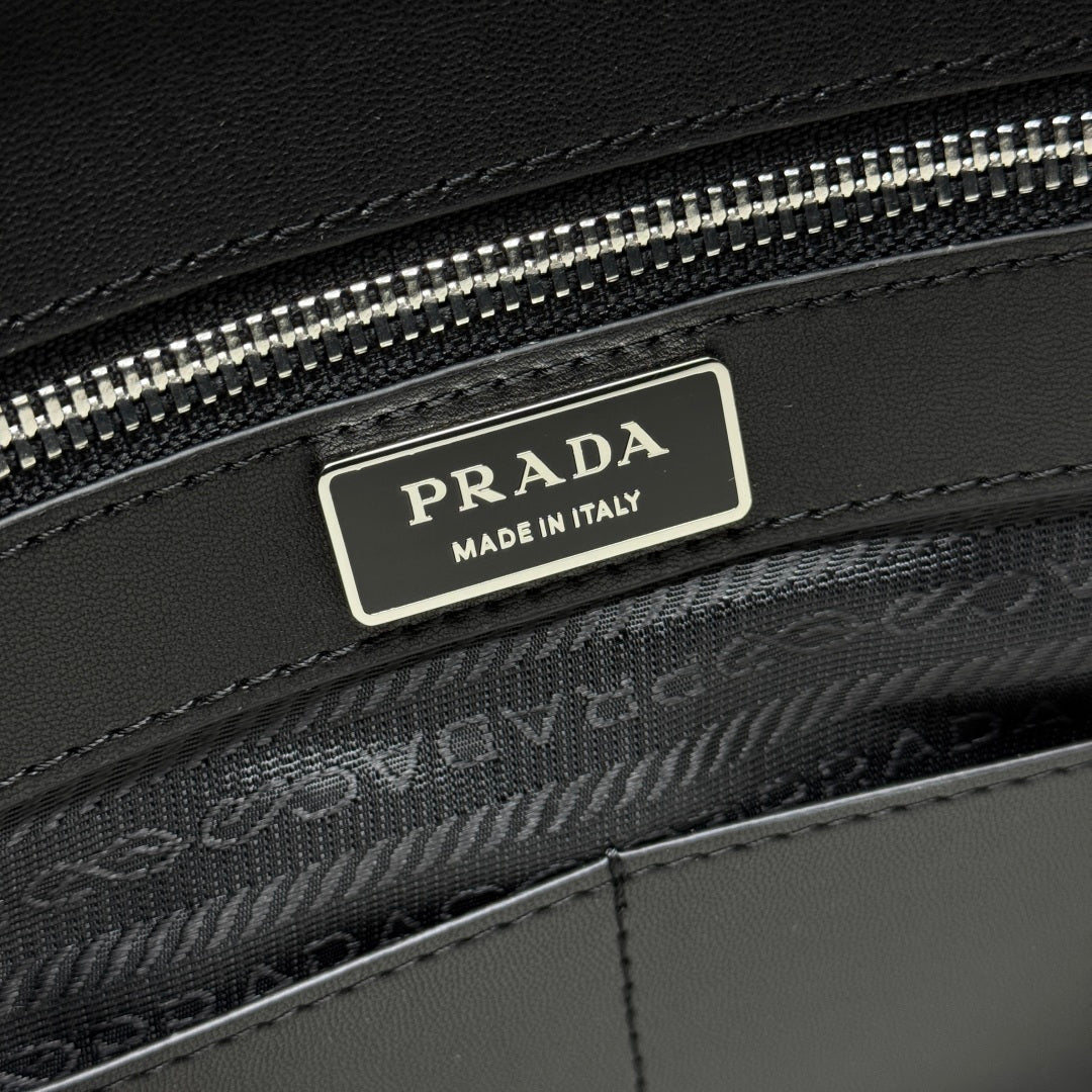 Prada 2026 Vitello Daino Messenger Bag Black Grained Calfskin