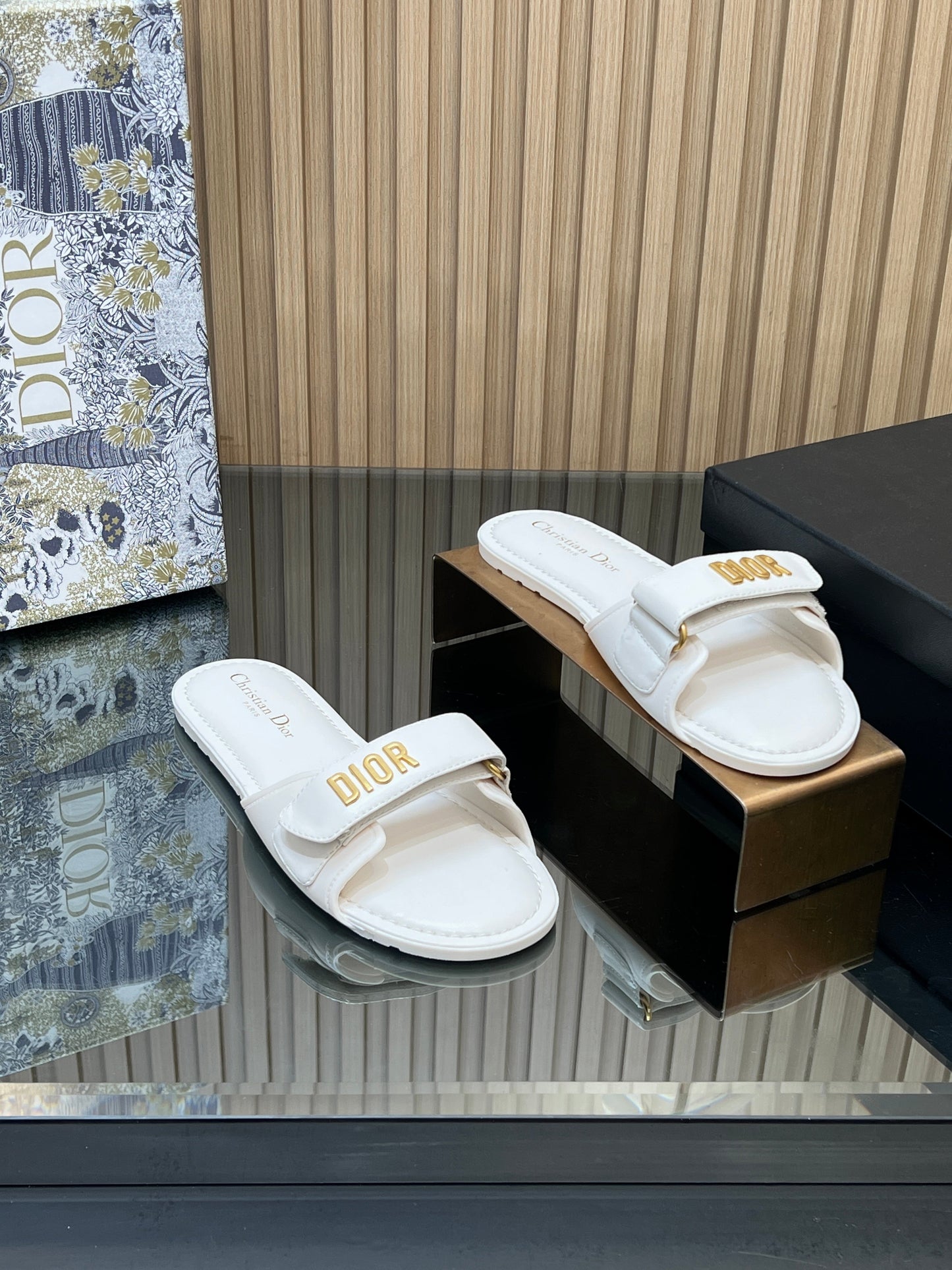 CD 26s Beach Sandals White Sheepskin 665320