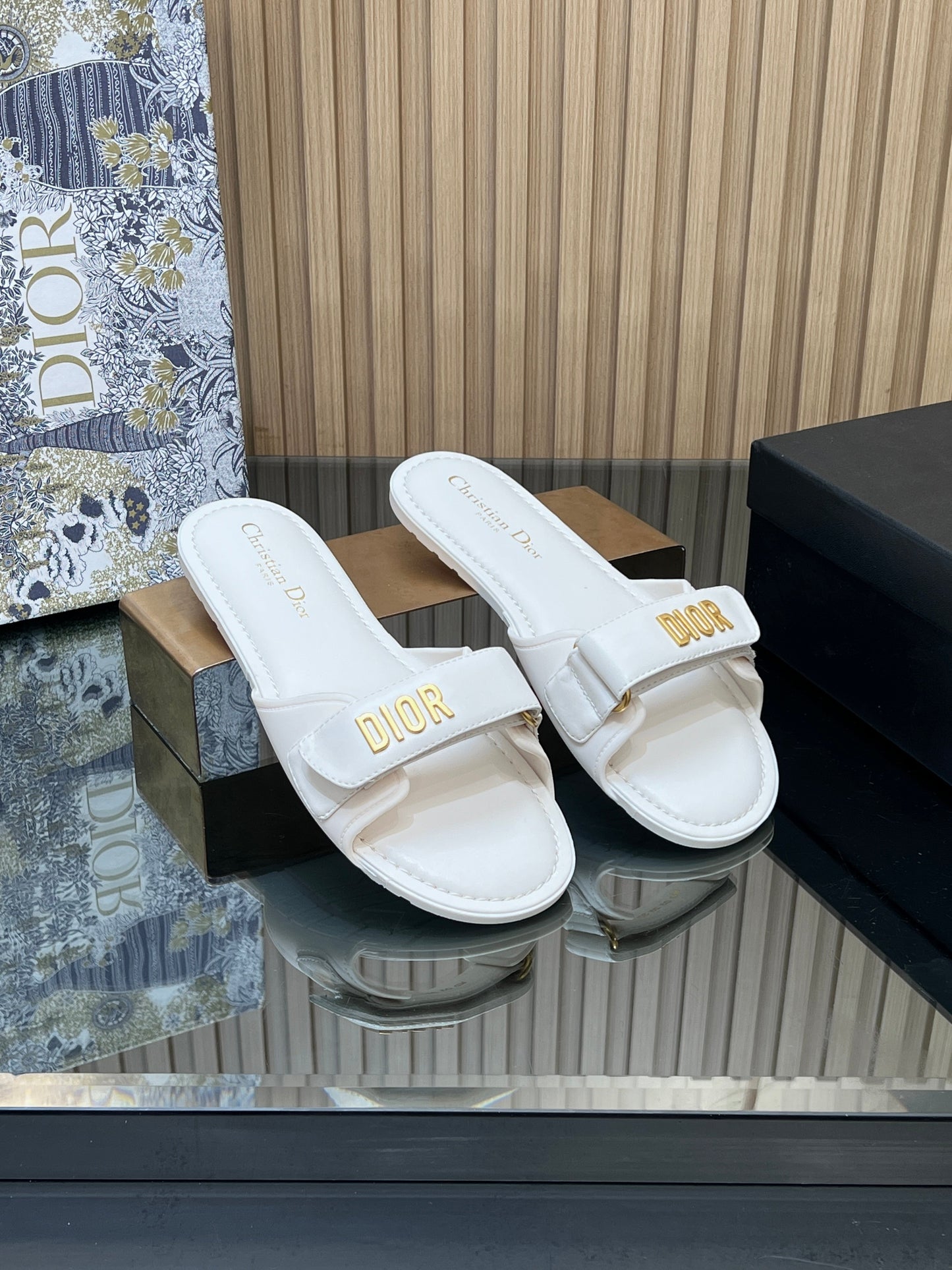 CD 26s Beach Sandals White Sheepskin 665320