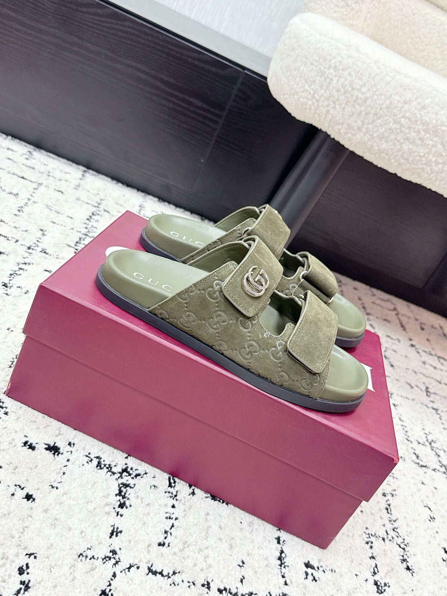 GG 26SS Sandals Olive Green Suede Sheepskin 641460
