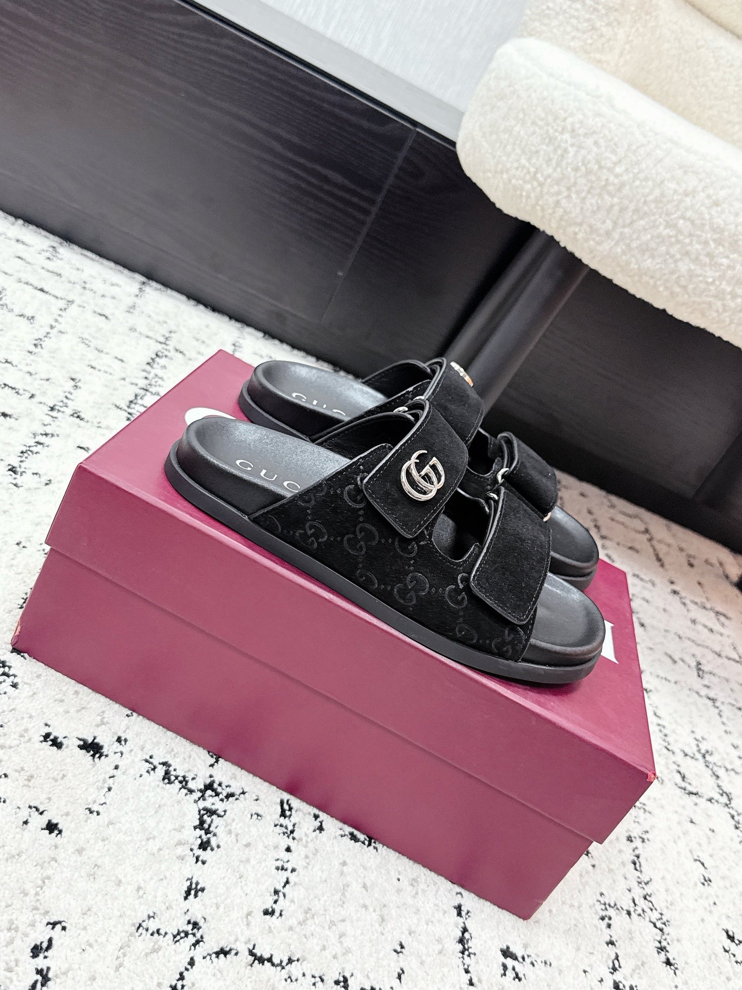 GG 26SS Sandals Black Suede Sheepskin 641461