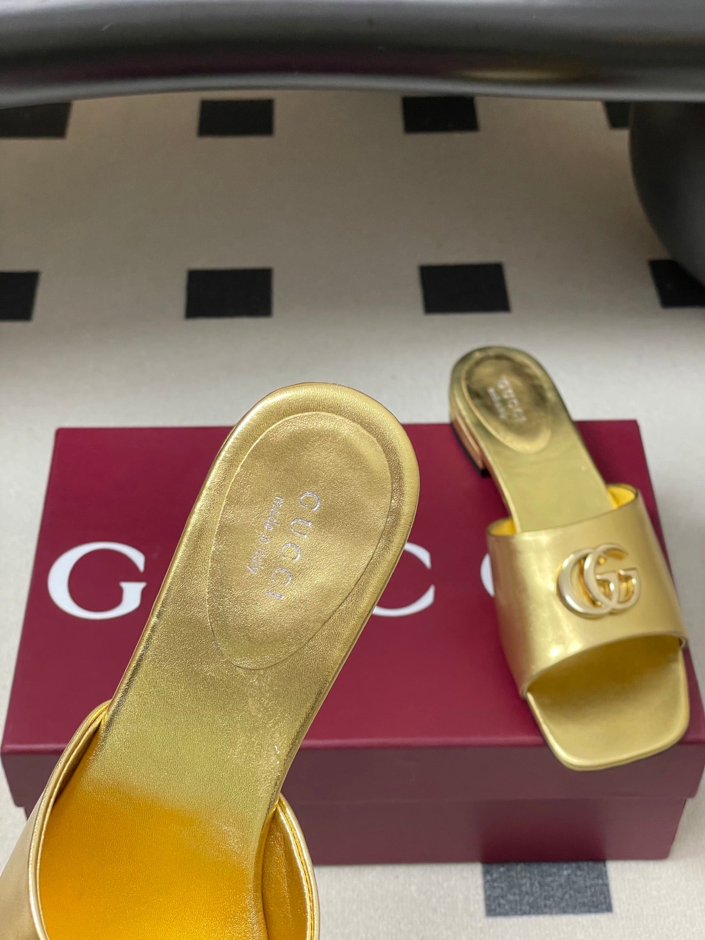 Gucci 2026 Double G Buckle Flat Sandal Gold Lambskin/Metallic Leather 697844