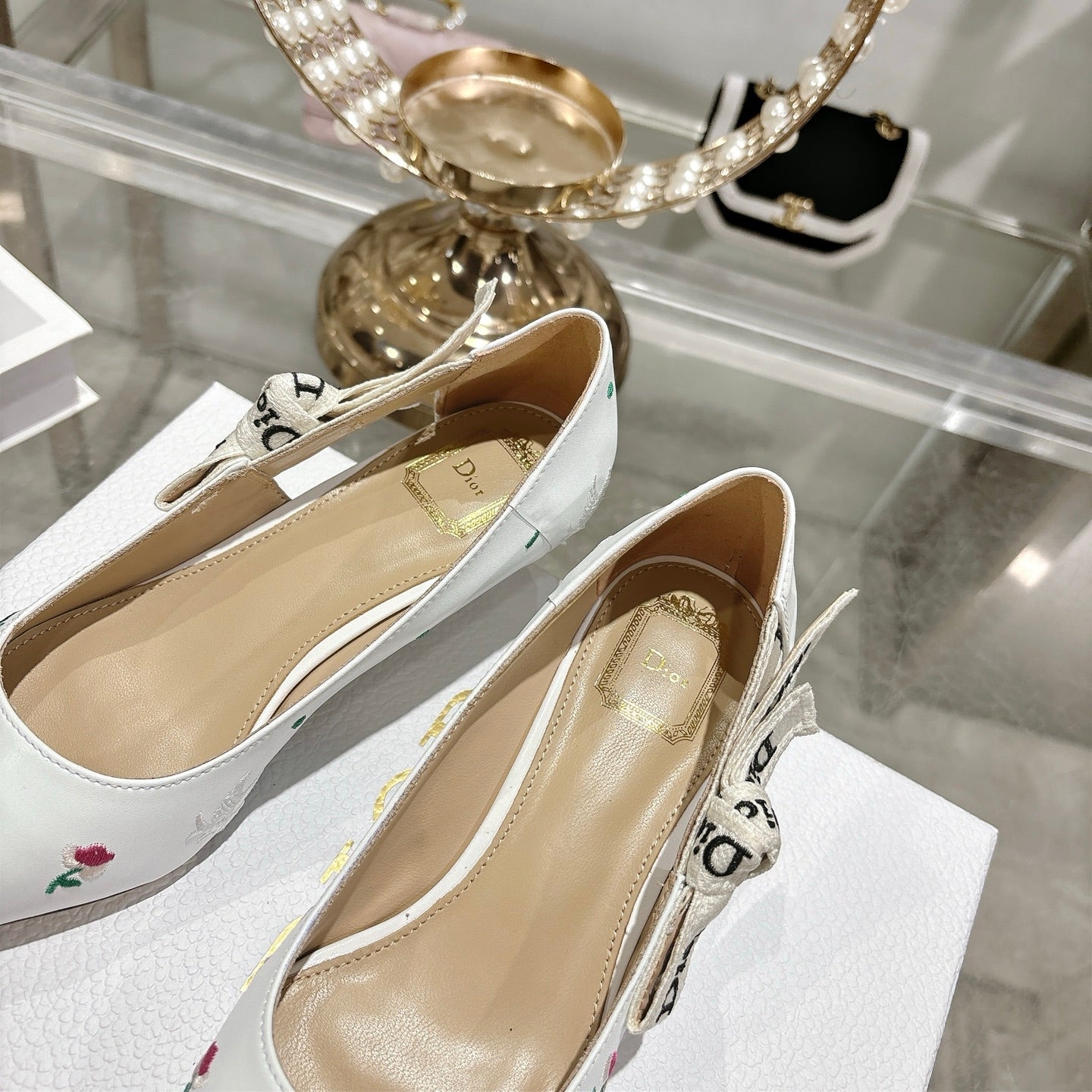 CD 26 High Heel Pump Flower 25 White Sheepskin Ribbon 679715