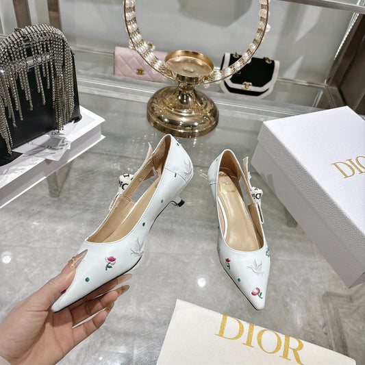 CD 26 High Heel Pump Flower 25 White Sheepskin Ribbon 679715