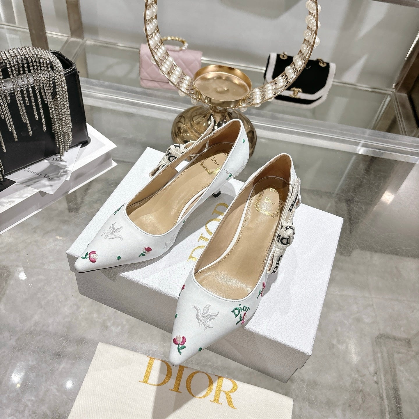 CD 26 High Heel Pump Flower 45 White Sheepskin Ribbon 679716