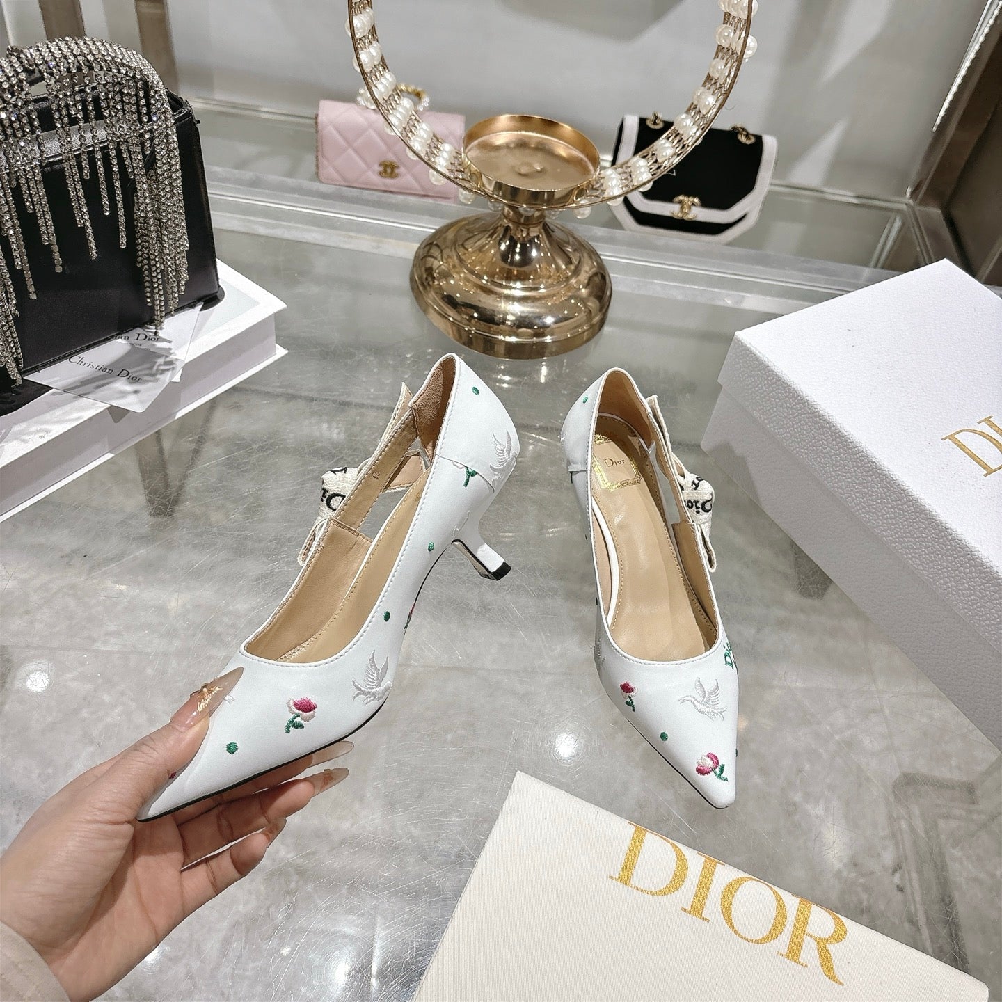 CD 26 High Heel Pump Flower 45 White Sheepskin Ribbon 679716