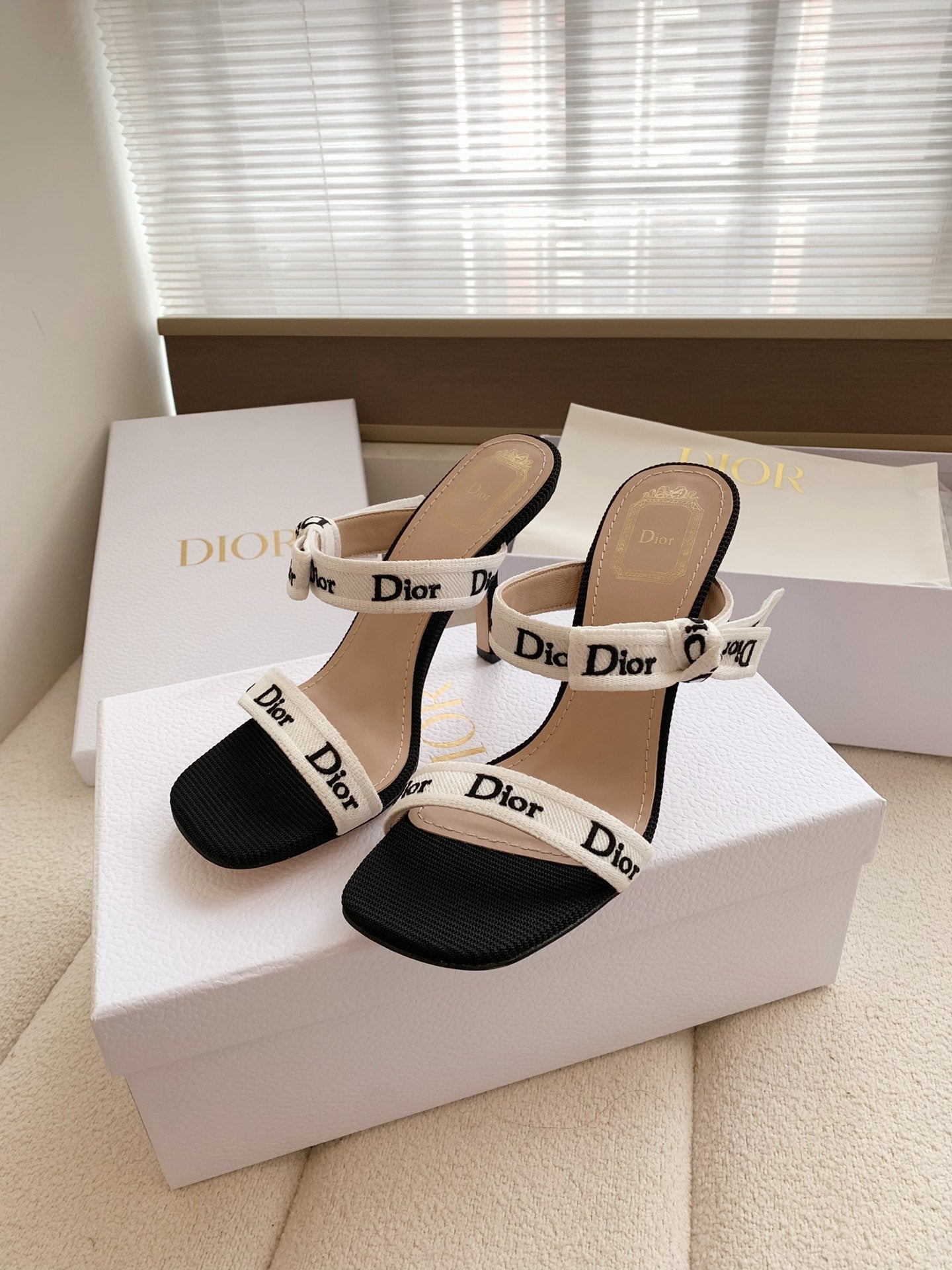 CD 26s High Heel Sandal 100 White Black Canvas Sheepskin  664180